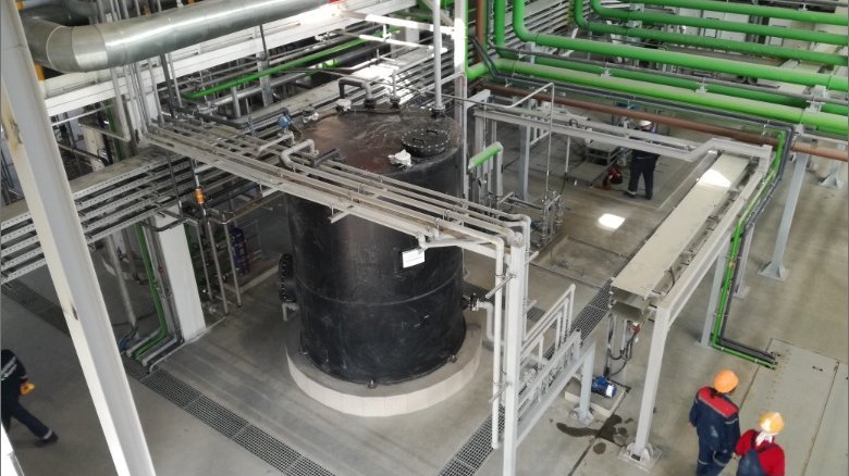 The completely assembled PE tank, which contains a hydrochloric acid washing solution.